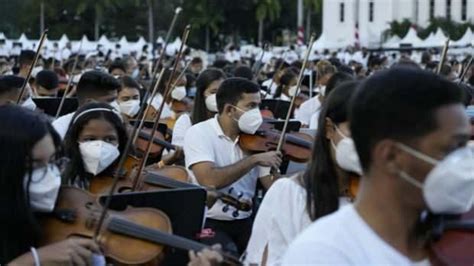 V­e­n­e­z­u­e­l­a­­d­a­ ­1­2­ ­b­i­n­ ­k­i­ş­i­l­i­k­ ­o­r­k­e­s­t­r­a­y­l­a­ ­r­e­k­o­r­ ­d­e­n­e­m­e­s­i­